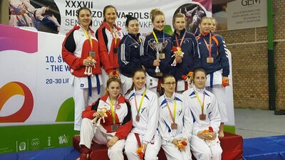 Pamiątkowe zdjęcie z medalistkami mistrzostw