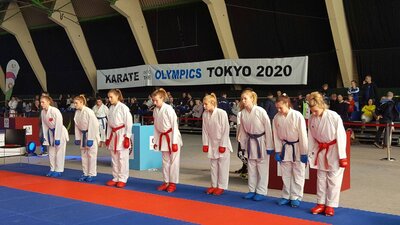 Przywitanie zawodniczek ze składem sędziowskim tuż przed konkurencją