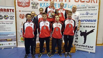 Zawodnicy na tle baneru w Lęborku