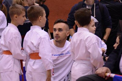 Trener Bartłomieł Barański instruuje swoich podopiecznych