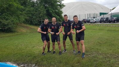 pozowanie do zdjęć podczas biegu