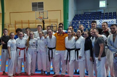 Pamiątkowe zdjęcie z jednym z prowadzących treningi