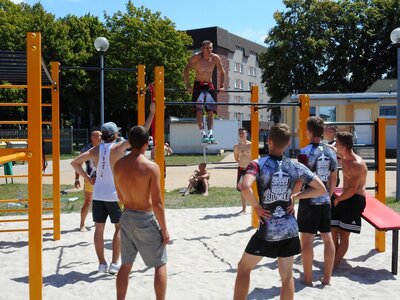 prowadzący warsztaty na drążku