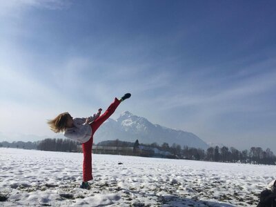 Wysokie Kopnięcie na tle Austriackich g&oacute;r