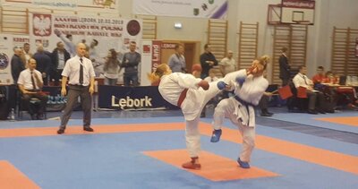 Natalia wykonuje wysokie kopnięcie podczas walki