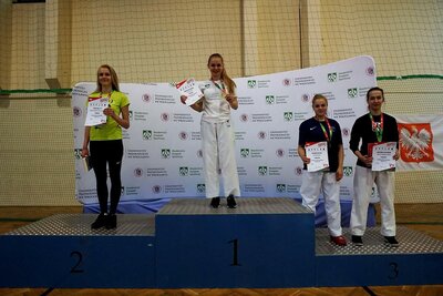 Natalia na podium kumite indywidualnego
