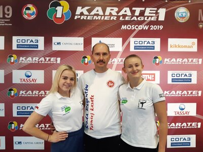 Natalia z koleżanka klubowa i Trenerem na ściance z zawod&oacute;w K1