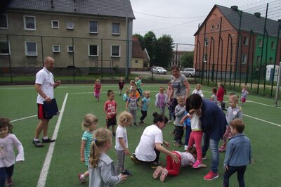 Zabawy na boisku piłkarskim