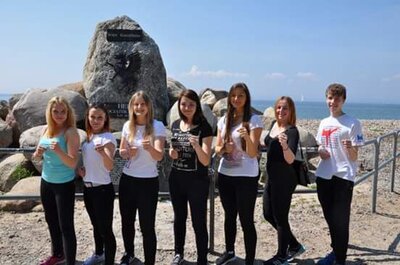 Natalia z koleżankami klubowymi na tle morza