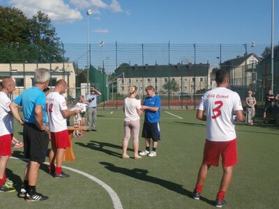 wręczenie dyplomu pamiątkowego kierownikowi AllStars