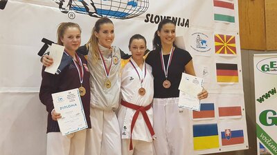 Natalia i Marta z trofeami