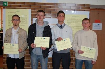 Uczniowie, kt&oacute;rzy uzyskali  prawo jazdy w ramach projektu