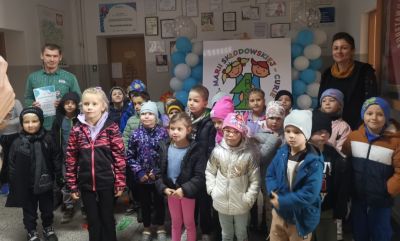 Przedszkolaki z Jedyneczki  na lekcji przyrody w Jedynce