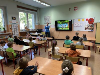 Przedszkolaki z Przedszkola Publicznego Nr 4 na zajeciach przyrodniczych w Szkole Podstawowej Nr 1 