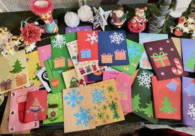 Uczniowie SP2 przygotowali kartki świąteczne dla Seniorów 