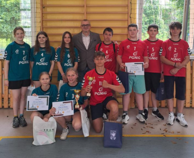 „Sprawni jak żołnierze” – sportowe wyzwanie i sukces uczniów Trójki