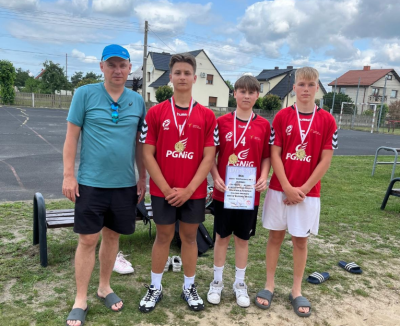 Finał Powiatowy w siatkówce plażowej – zwycięstwo chłopców z Trójki i wielkie serce dziewcząt