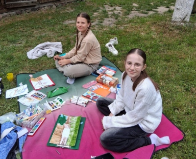 „Barwy dawnej wsi” – uczniowie Trójki na plenerze plastycznym w skansenie