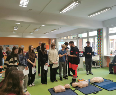 Ósmoklasiści uczą się ratować życie!